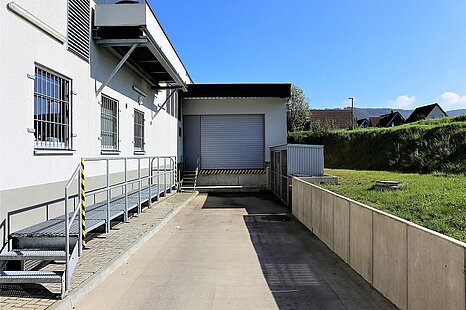 Schweinfurt, ca. 1.800 m&sup2; Hallenfl&auml;che zzgl. Showroom zu vermieten