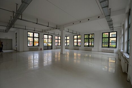 ca. 1.500 m&sup2; hochwertige Austellungs- und Servicefl&auml;chen