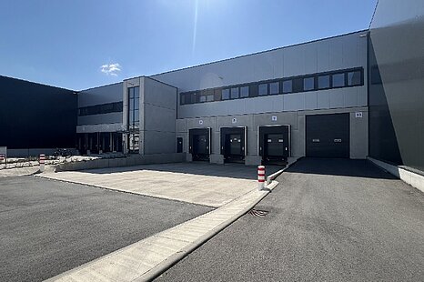 Ca. 9.000 qm Lager-/ Logistikflächen | 8x Rampe + ebenerdig | ca. 10,00 m UKB Ca. 9.000 qm Lager-/ Logistikflächen | 8x Rampe + ebenerdig | ca. 10,00 m UKB