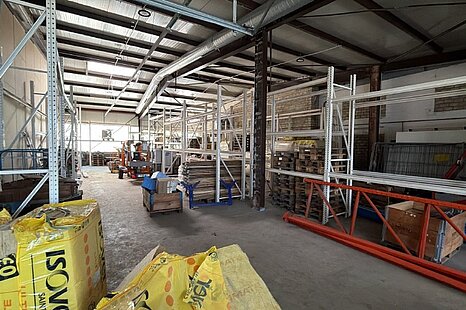 ca. 611 m² große ebenerdige Hallenfläche mit optionaler Bürofläche ca. 611 m² große ebenerdige Hallenfläche mit optionaler Bürofläche