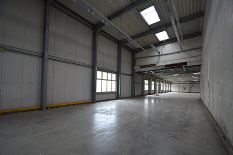 ca. 1.800 m² große, beheizte Lager-/Produktionsfläche mit Rampenandienungen