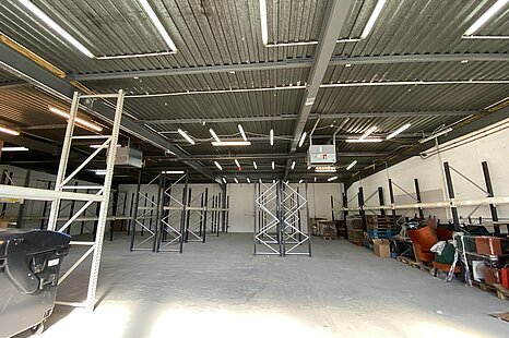 ca. 400 m² große, ebenerdige Lager-Produktionshalle mit Meisterbüro in Top Lage